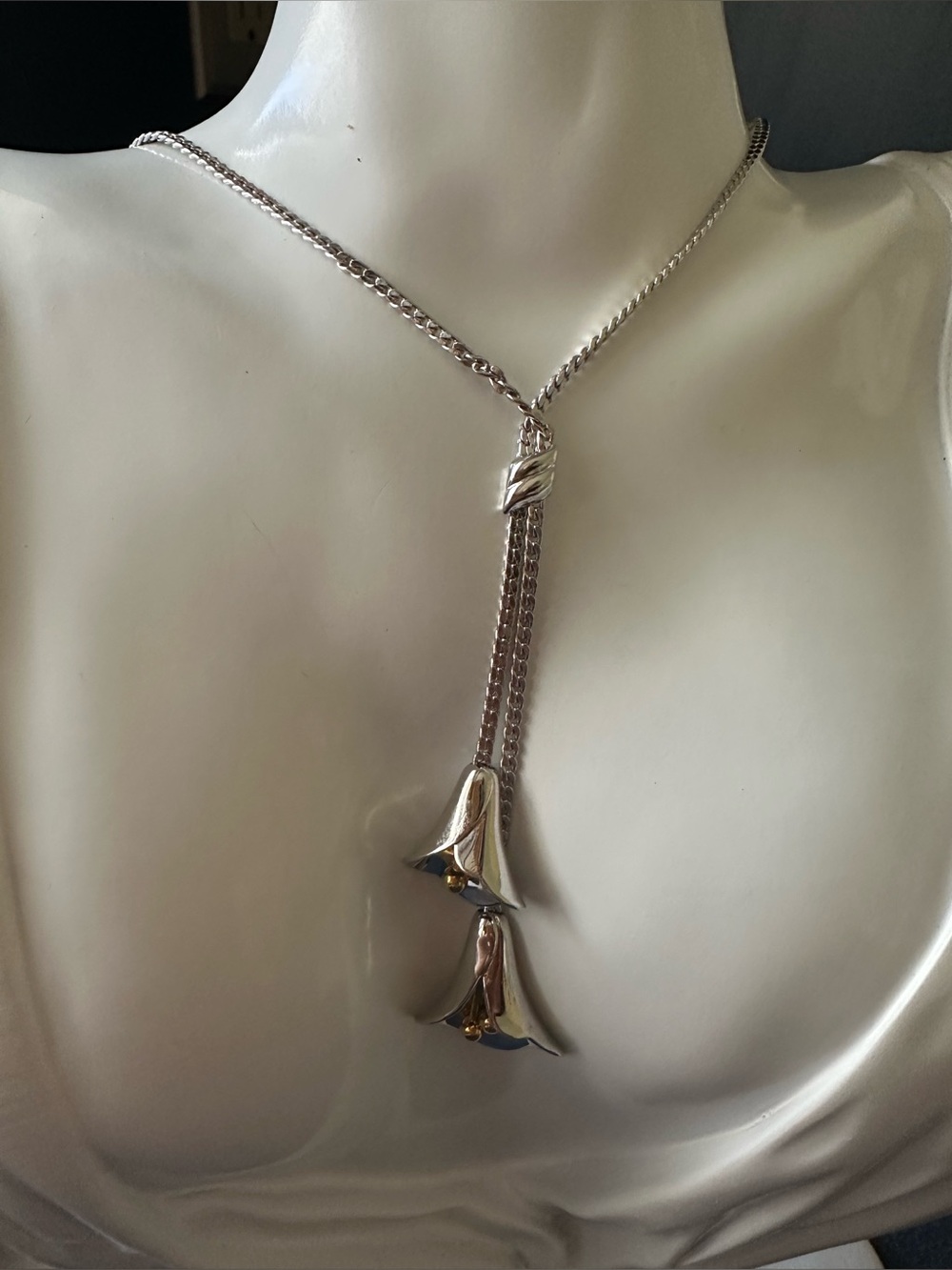 AVON Vintage Signed Silver & Gold Cala Lily Flower Pendant Lariat Style Necklace